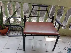 Kursi santai. Kursi rangka besi. Dudukan busa. Kulit job tebal bagus