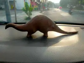 Miniatur patung Dino saurus coklat