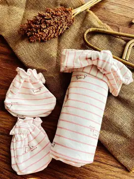 Bedong bayi multifungsi / swaddle sepaket sarung tangan kaki bandana