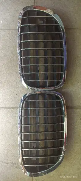 Jual grill original BMW 750Li bawaan mobil