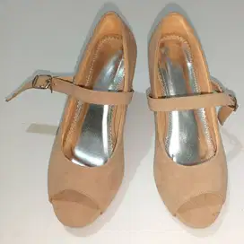 Preloved Sepatu Pantofel Wanita heels 9 cm Suede Cream