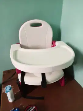 Tempat duduk makan anak bayi