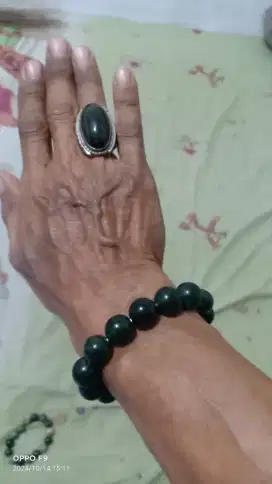 Gelang bahan batu. Ada 3 gelang