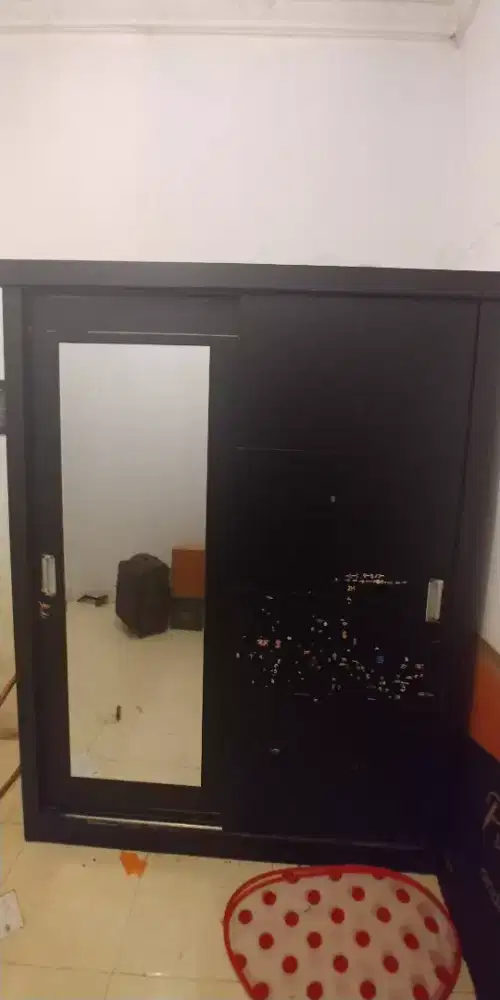 Lemari jumbo hitam