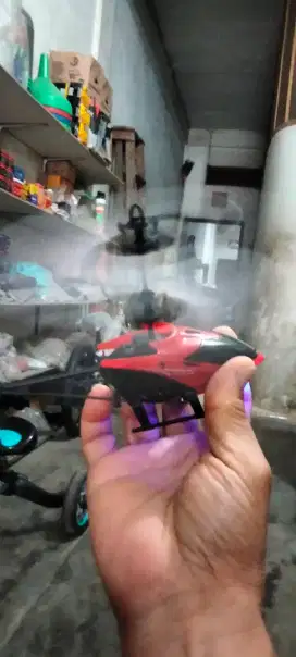 Helikopter mainan anak-anak pake remote kontrol.