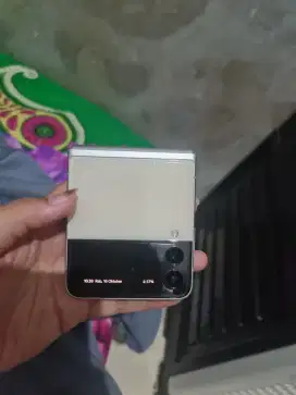 Dijual samsung Z flip3 5G 8/128GB cream