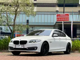 BMW 520i F10 modern 2.0 AT 2014 PUTIH KM LOW