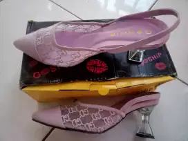 Sepatu heel wanita brokat pink