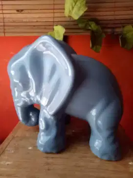 Pajangan Meja Gajah Biru Porselen