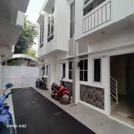 Dijual Rumah Baru 2 Lantai dekat Pasar Pramuka Jakarta Timur