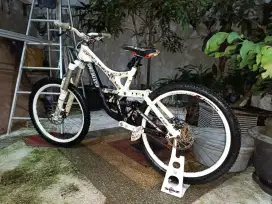 Sepeda Downhill Demo 7