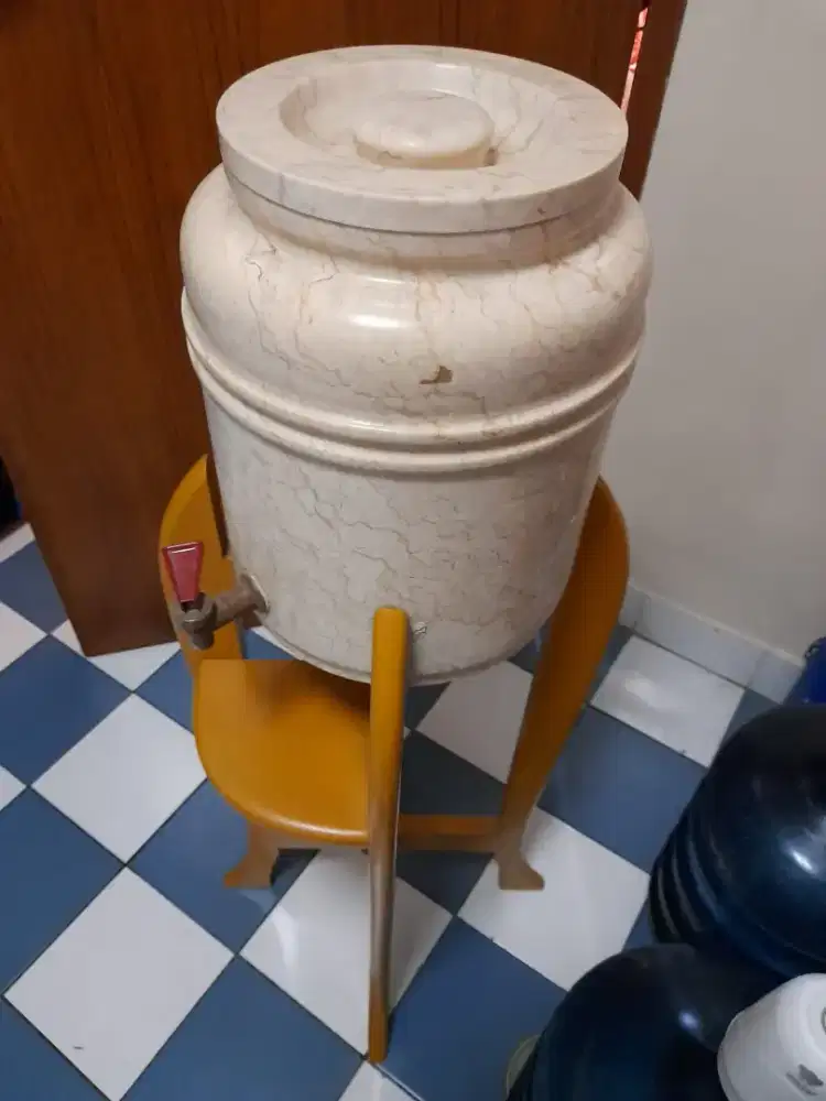 Dispenser Batu Marmer berikut Stand.