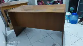 Meja kantor masih bagus dan kokoh
