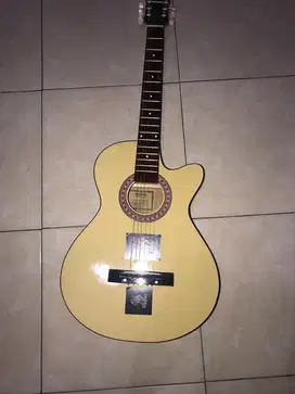 Gitar yamaha cream