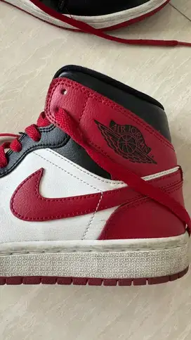 Air Jordan Mid Red Black Sz US7 Women