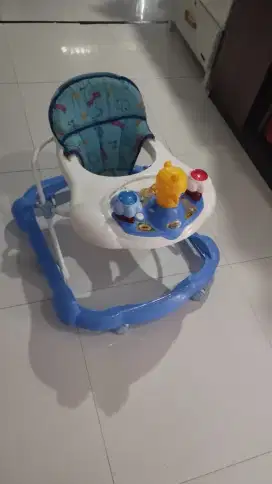 Baby Walker alat bantu jalan bayi