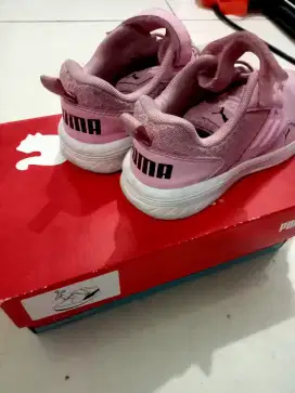 Sepatu PUMA pink