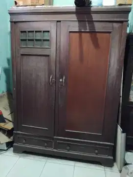 Jual almari pakaian terbuat dari bahan kayu jati asli thn 1940