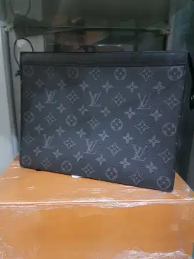 Clutch Louis Vuitton Pochette Voyage MM monogram eclipse 95%