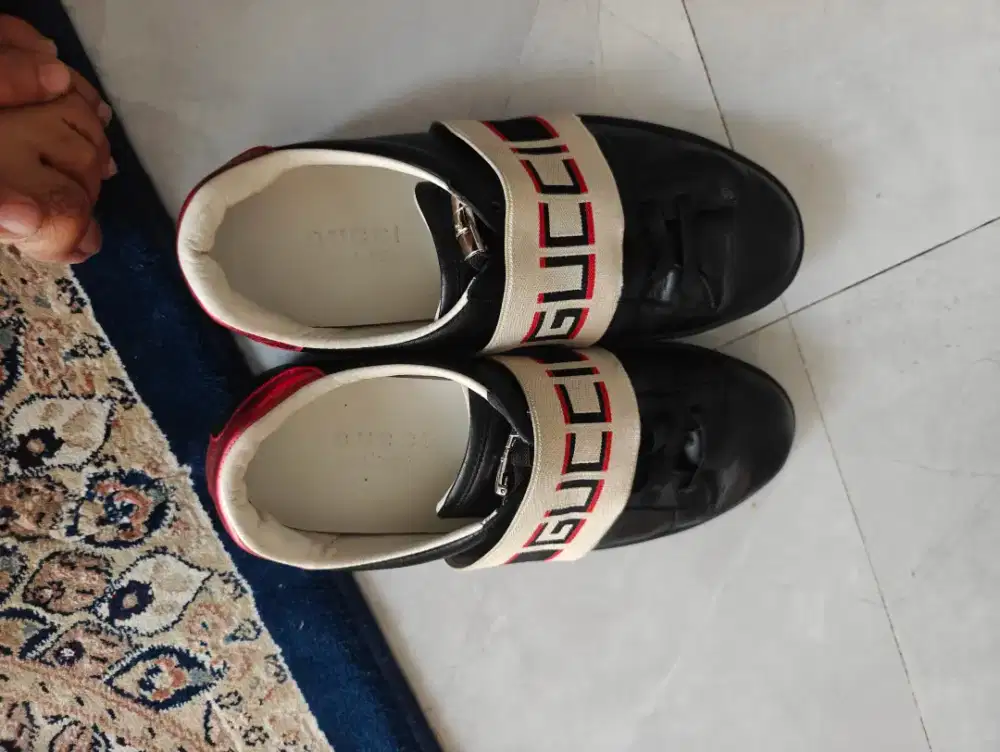 Sepatu Gucci mewah
