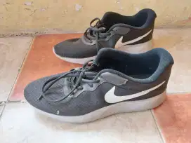 Sepatu Nike Tanjun Black White Pria Olahraga Size 41
