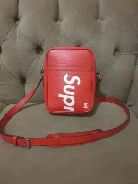 Mulus .authentic tas selempang .sling bag lv .louis vuitton x supreme