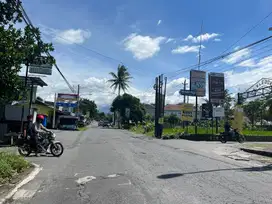 UII Jogja, Tanah Dekat Jadah Tempe Mbah Carik