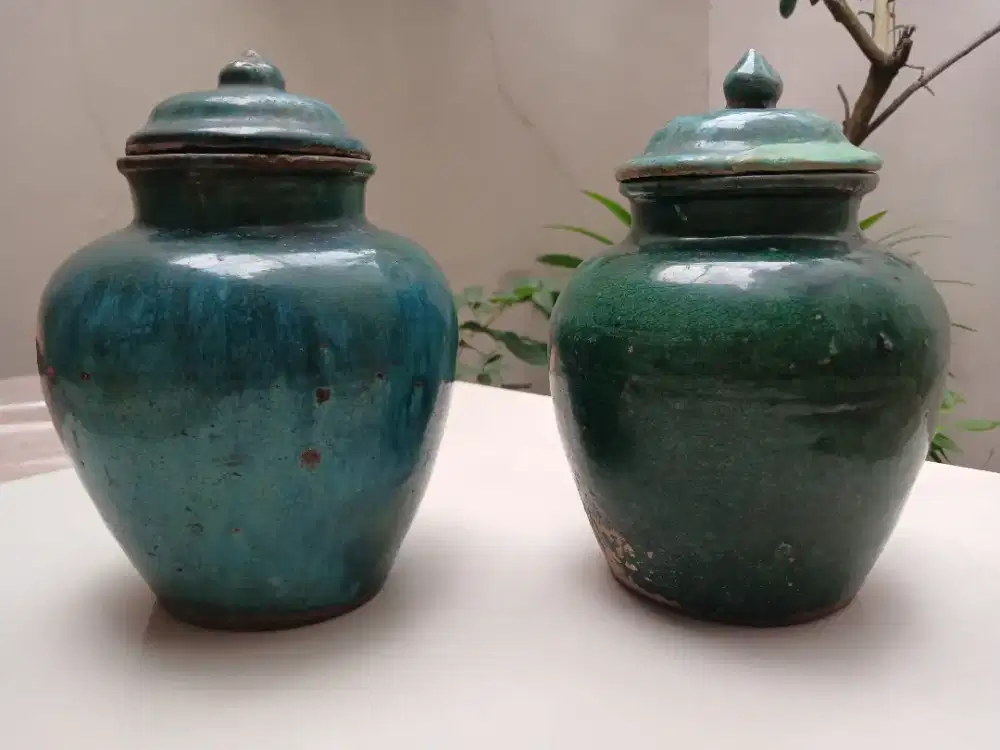 Guci sangat antik tua