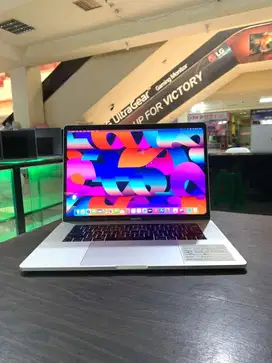 Macbook Pro 2018 touchbar 15 inch retina display core i7