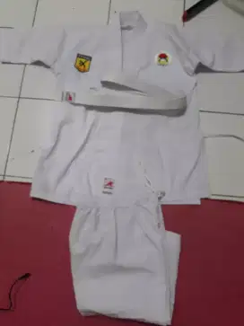 Pakaian olahraga karate ukuran M untuk umur 9 sampe 10 tahun