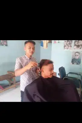 Surya sedang mencari lowongan kerja barbersop