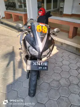 Honda CBR 150 warna hitam 100% ORI tahun 2015 , lokasi Bintara 12