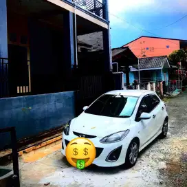 Dijual mobil Mazda 2