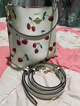 Tas coach cherry bucket