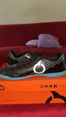 SEPATU FUTSAL ORTUSSEIGHT UK 44