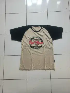 kaos krem hitam