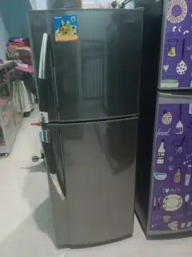 Kulkas 2 pintu merek sharp