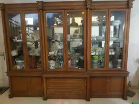 Lemari Kaca Pajangan