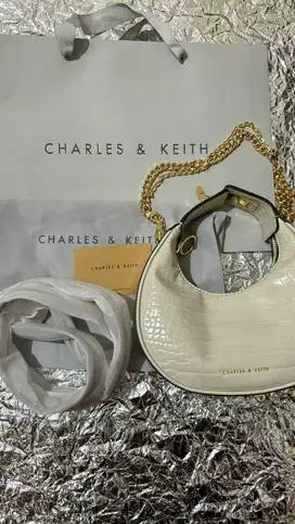 TAS CHARLES AND KEITH - PRELOVED