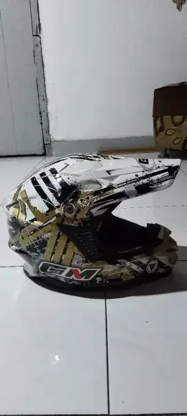 Helm cross merk GM size L