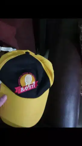 Topi warna kuning