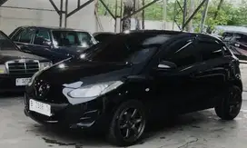 Mazda 2 at 2011 hitam