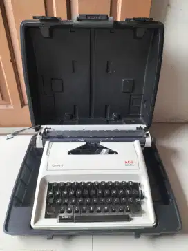 Di Jual Mesin Tik, Mesin Ketik AEG Olympia Carina 3 Antik Vintage