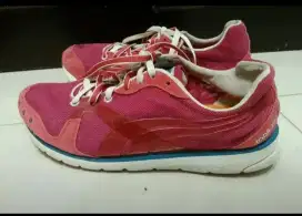 Sepatu cewek second branded ori Luar Negri.