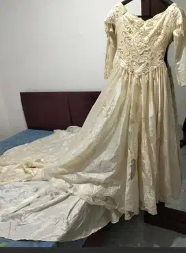 Gaun pengantin gold