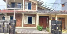 Rumah 2 Lantai Dengan Konsep Terracotta di Perumahan Jatibening 2