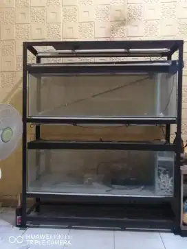 Aquarium dengan rak besi 2 tingkat kaca 6 mm