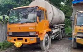 Mitsubishi Fuso Kapsul muatan semen curah dan abu, dijual keseluruhan.