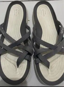 Sandal crocs wanita