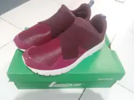 Sepatu League size 42 maroon